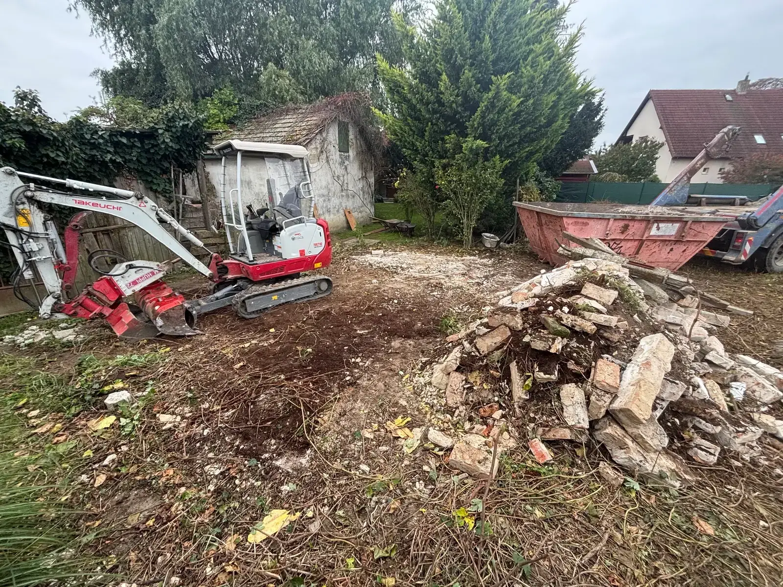 Búranie starej hospodárskej stavby pri hranici pozemku, fotka 3
